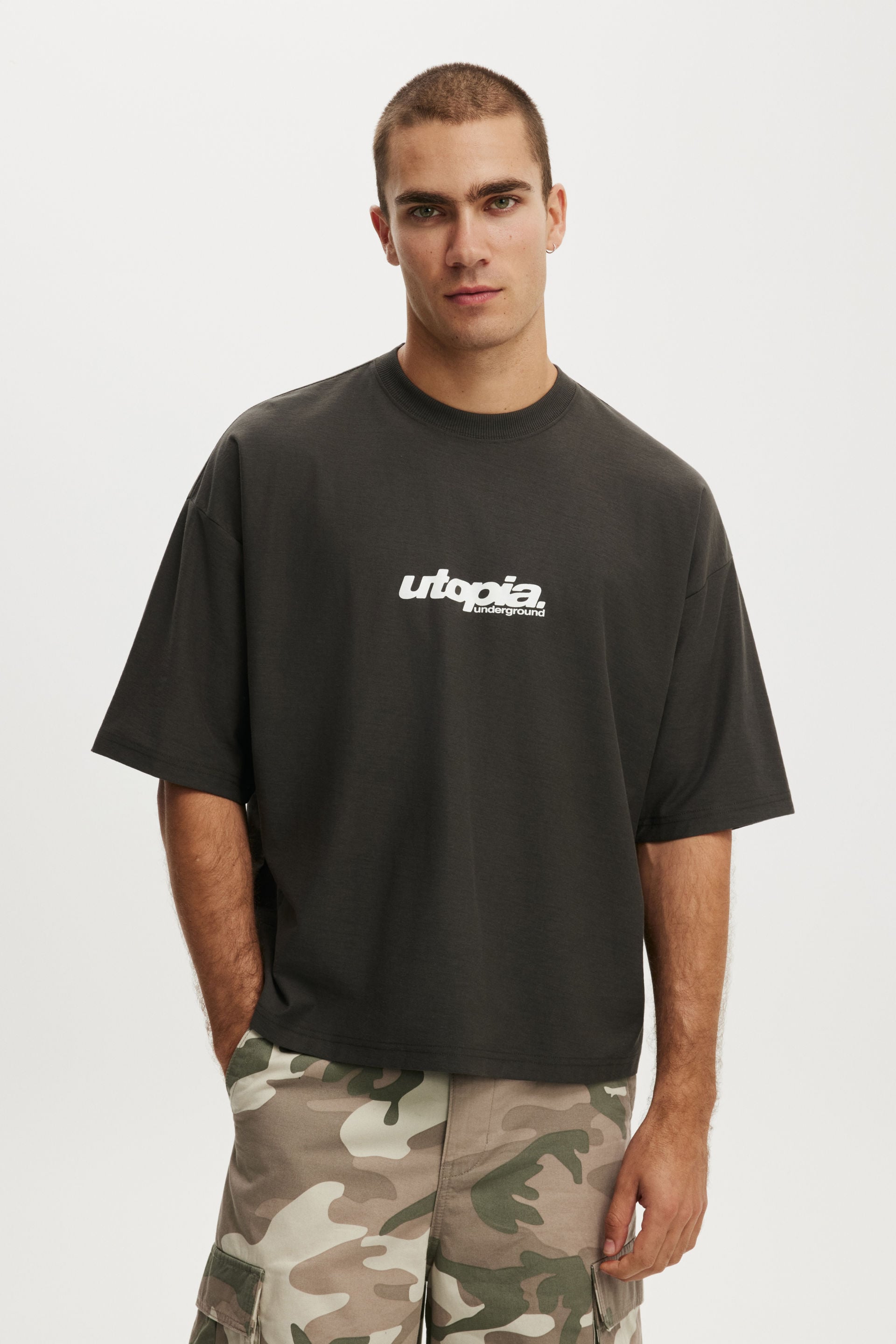 Cotton On Men – Cropped Fit Graphic Shirt – Faded slate utopia Cotton On Men – Cropped Fit Graphic Shirt – Faded slate utopia