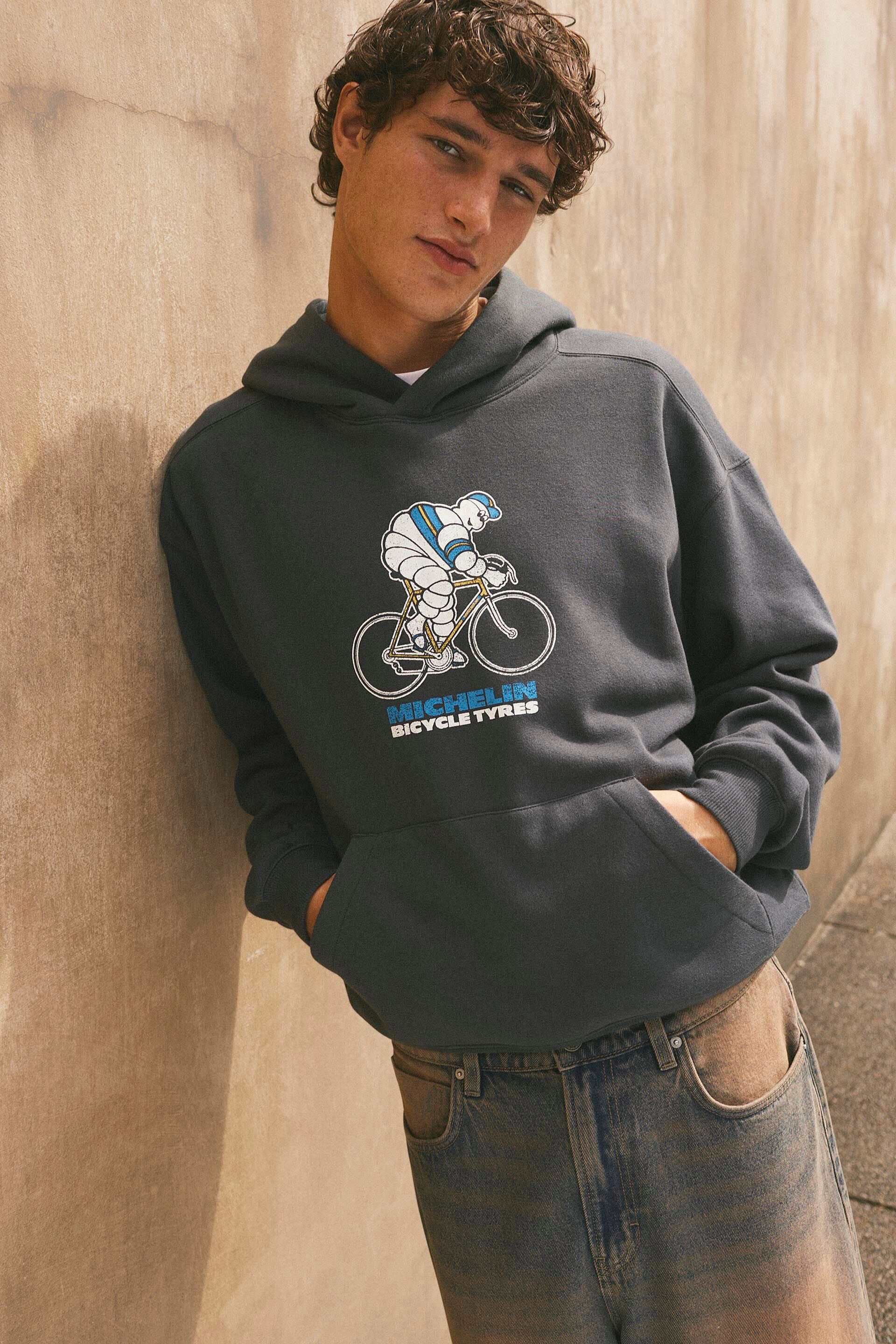 Cotton On Men – Michelin Box Fit Hoodie – Lcn mic washed blackmichelin cyclist Cotton On Men – Michelin Box Fit Hoodie – Lcn mic washed blackmichelin cyclist