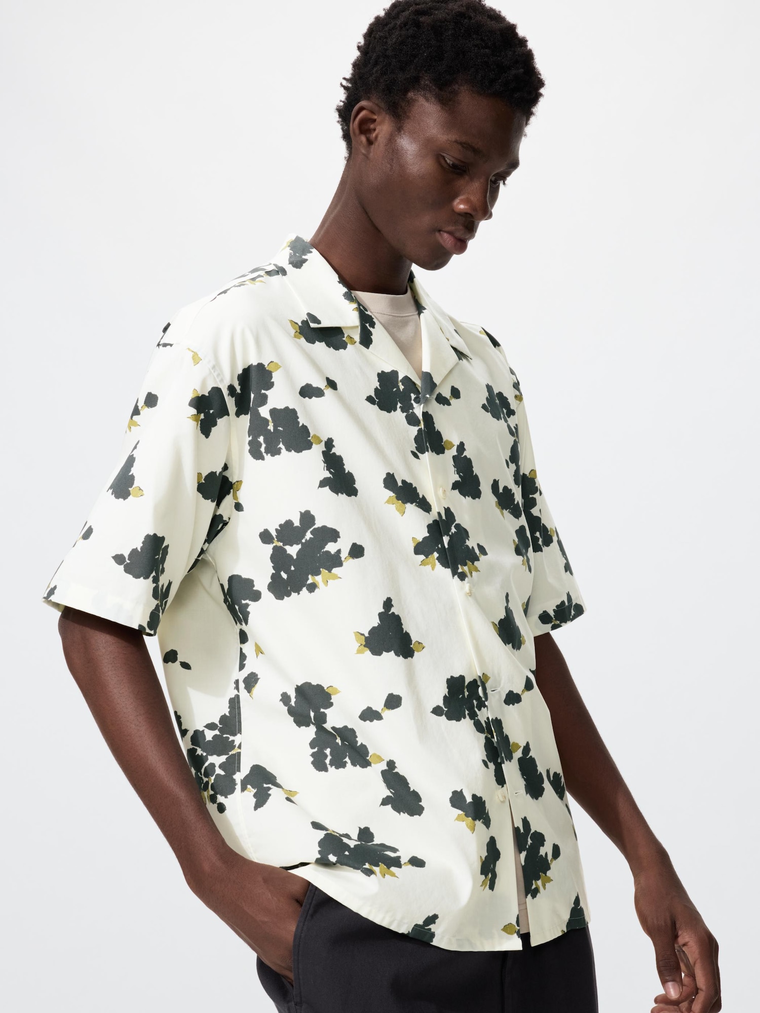 UNIQLO Men’s Open Collar Shirt Short Sleeve Printed, Off White UNIQLO Men’s Open Collar Shirt Short Sleeve Printed, Off White
