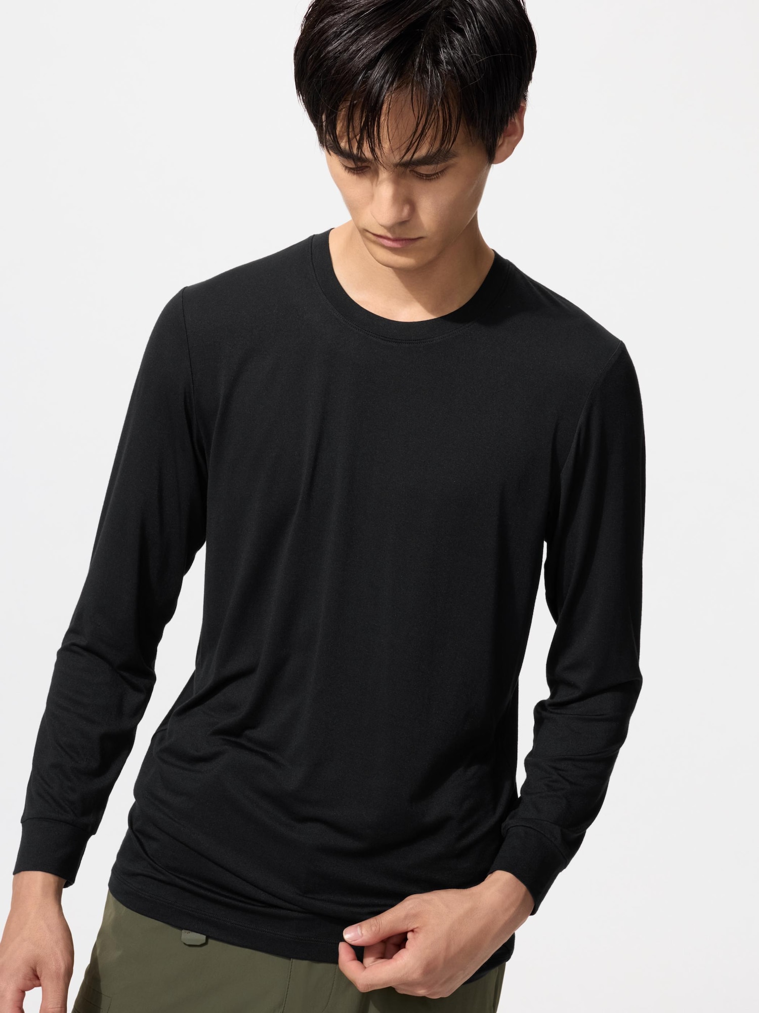 UNIQLO Men’s HEATTECH Shirt with Moisture-Wicking, Black, Medium UNIQLO Men’s HEATTECH Shirt with Moisture-Wicking, Black, Medium
