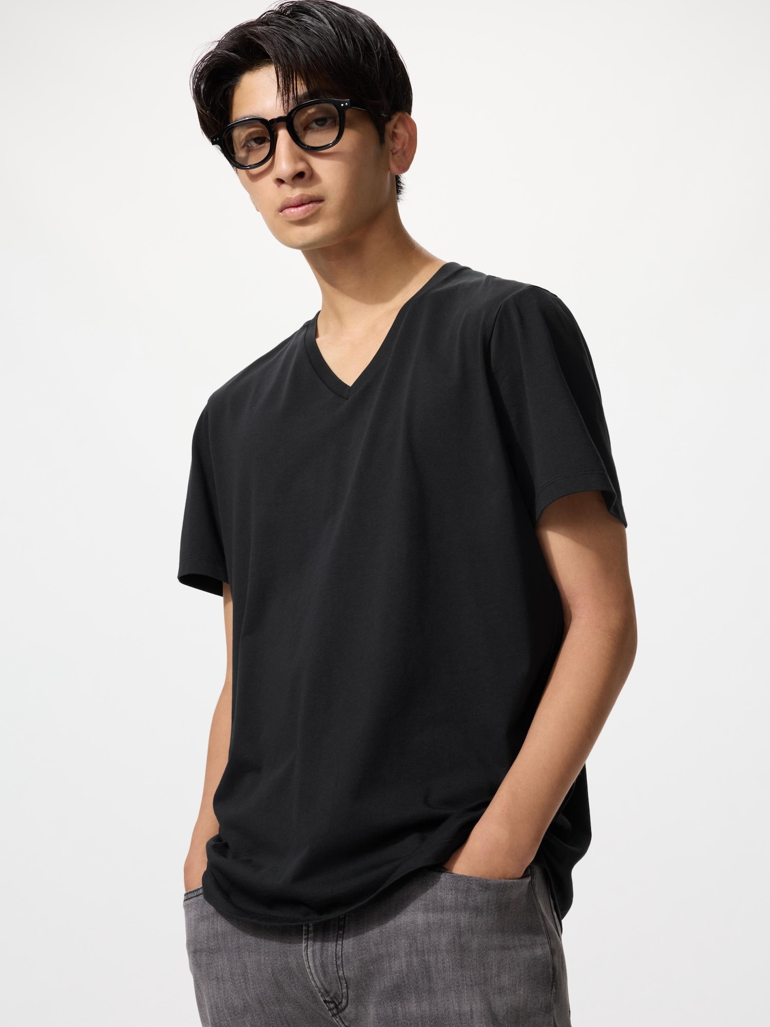 UNIQLO Men’s SUPIMA Cotton V-Neck Shirt, Black, Large, % Cotton UNIQLO Men’s SUPIMA Cotton V-Neck Shirt, Black, Large, % Cotton